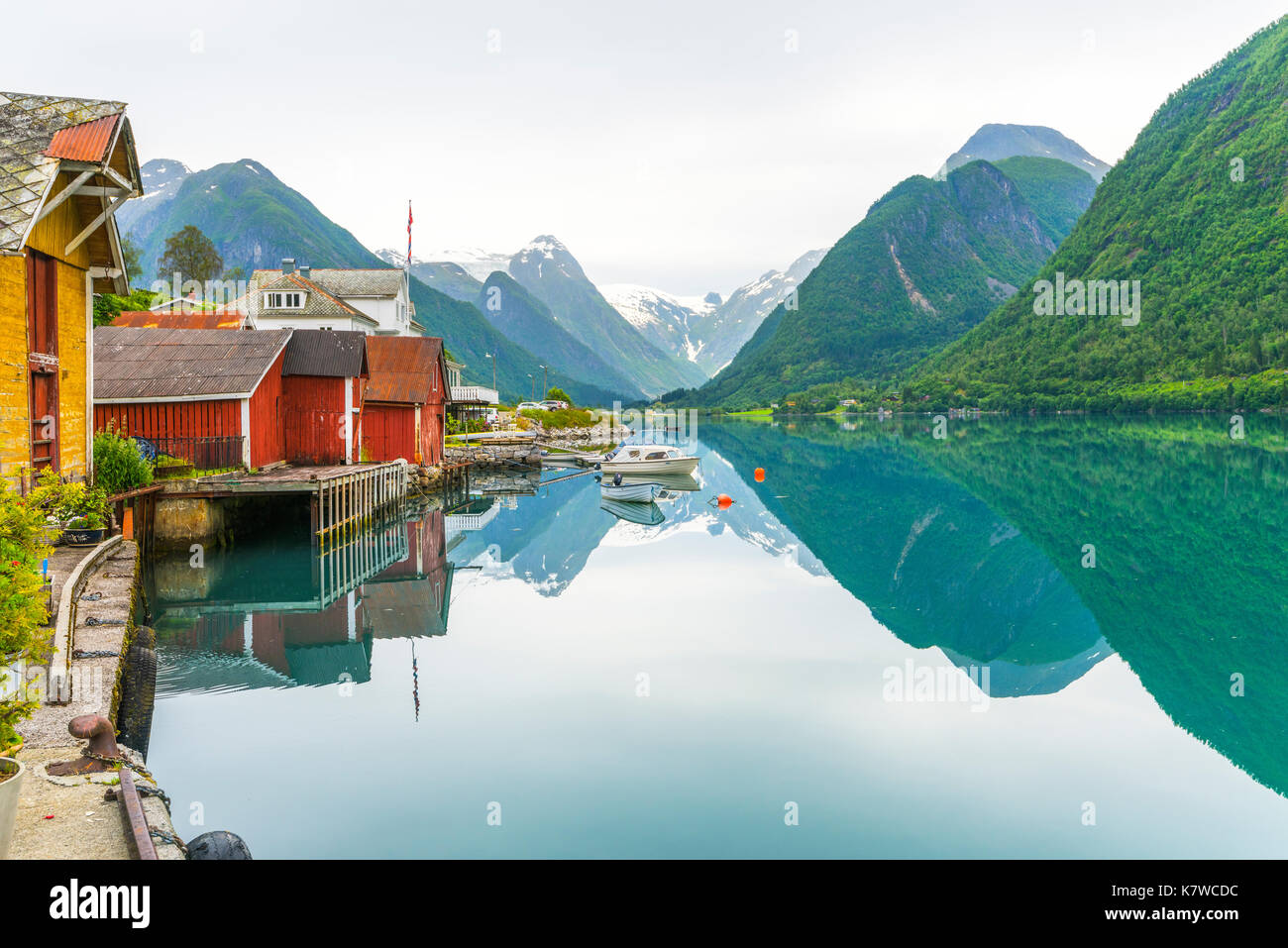 Reflexion in der mundal, Fjaerlandsfjorden in Gemeinde Sogndal, Sognefjorden, Norwegen Stockfoto