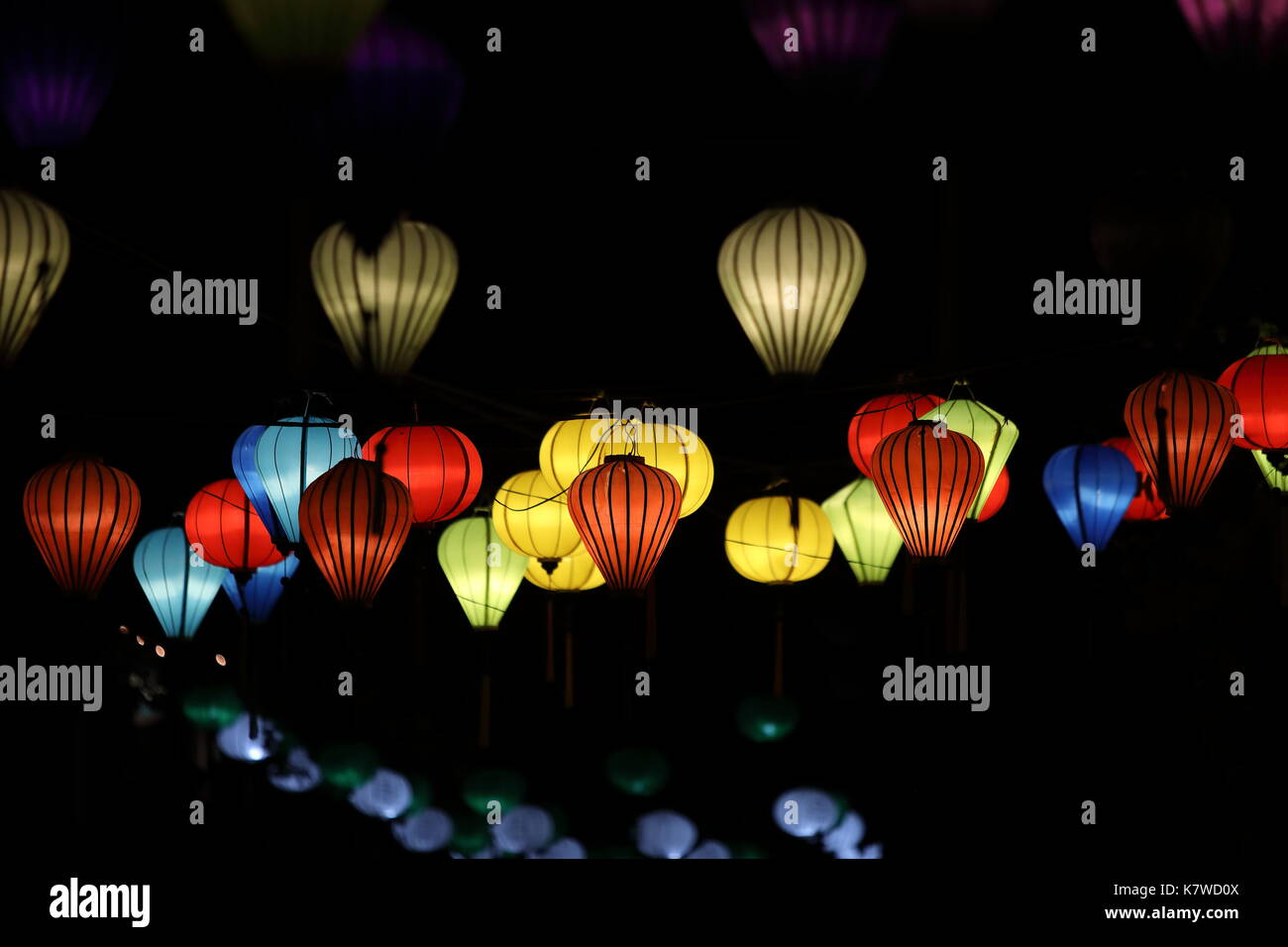 Helle Laternen in der Nacht in den Straßen von Hoi An, Vietnam, während der Full Moon Festival Stockfoto