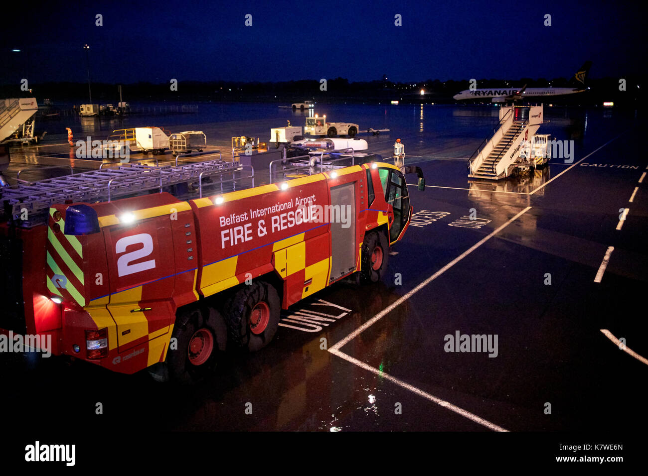 Belfast International Airport Feuerwehr Fahrzeug auf Standby bei Nacht warten im Regen Stockfoto