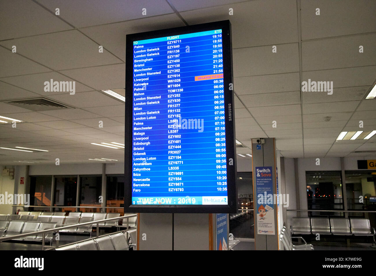 Flughafen Fluginformationen Bildschirm in der Abflughalle von Belfast  International Airport Stockfotografie - Alamy