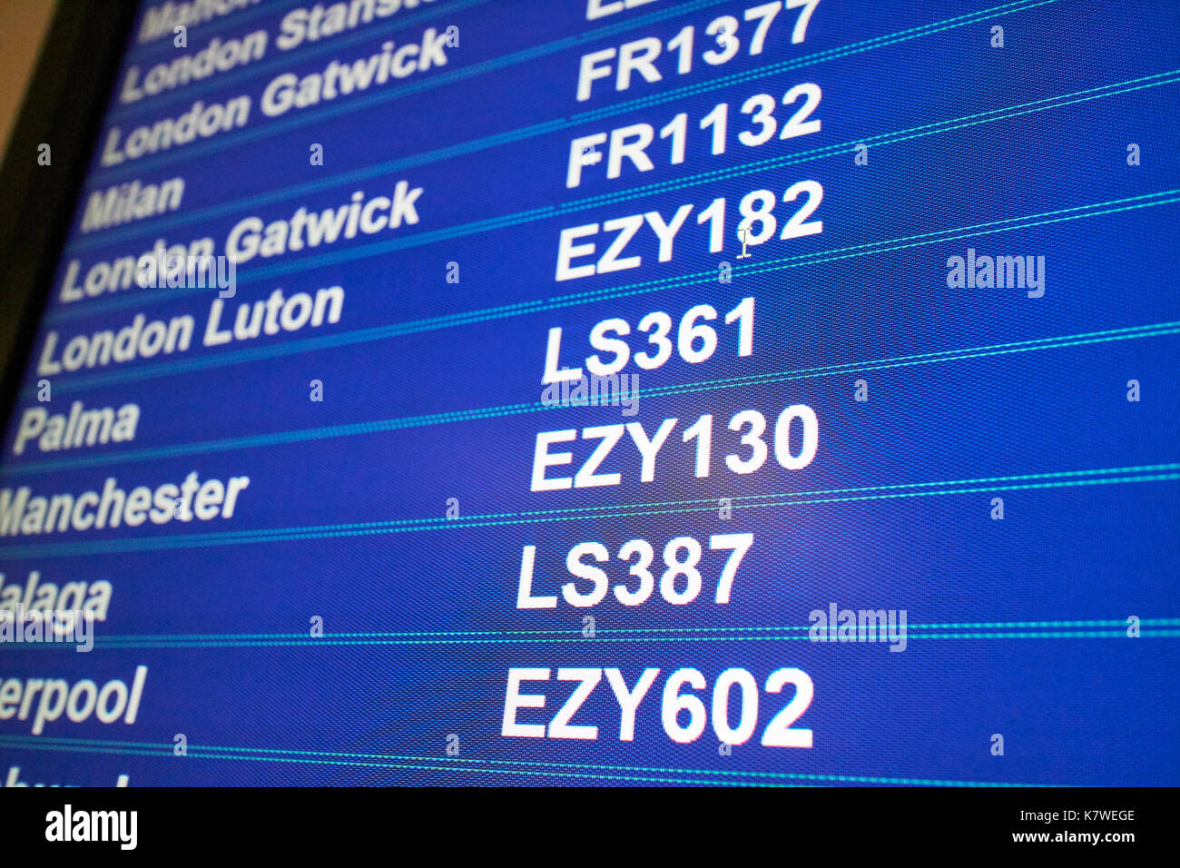 Flughafen Fluginformationen Bildschirm mit Reiseziele Low Cost Airline Codes für Ryanair und Easyjet Jet2 Stockfoto