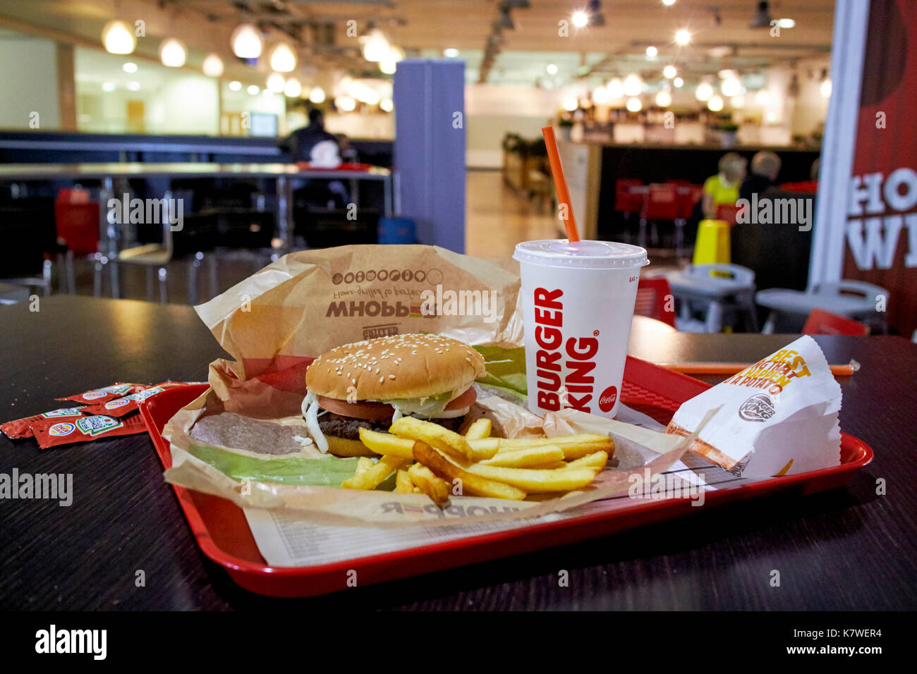 Burger King Essen auf ein Fach in einem Restaurant in einem regionalen Flughafen in Großbritannien in der Nacht warten auf einen verspäteten Flug Stockfoto