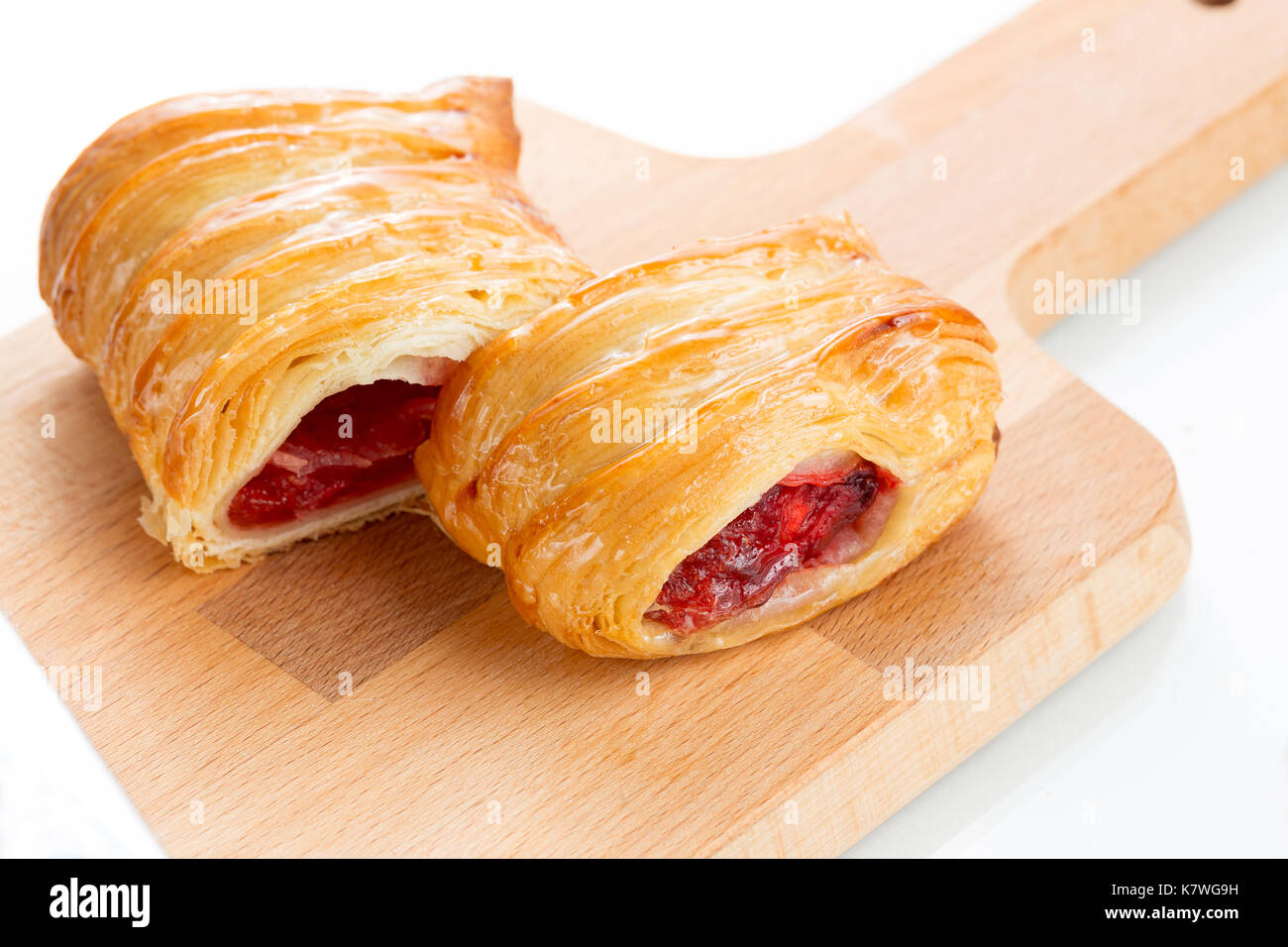 Blätterteig Pasteten mit Cherry und Honig. Stockfoto