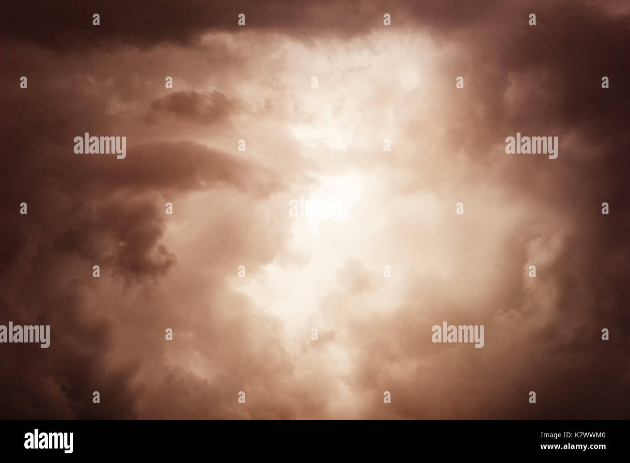 Dramatische apokalyptischen Wolken Hintergrund mit hellen Blitz in der Mitte Stockfoto