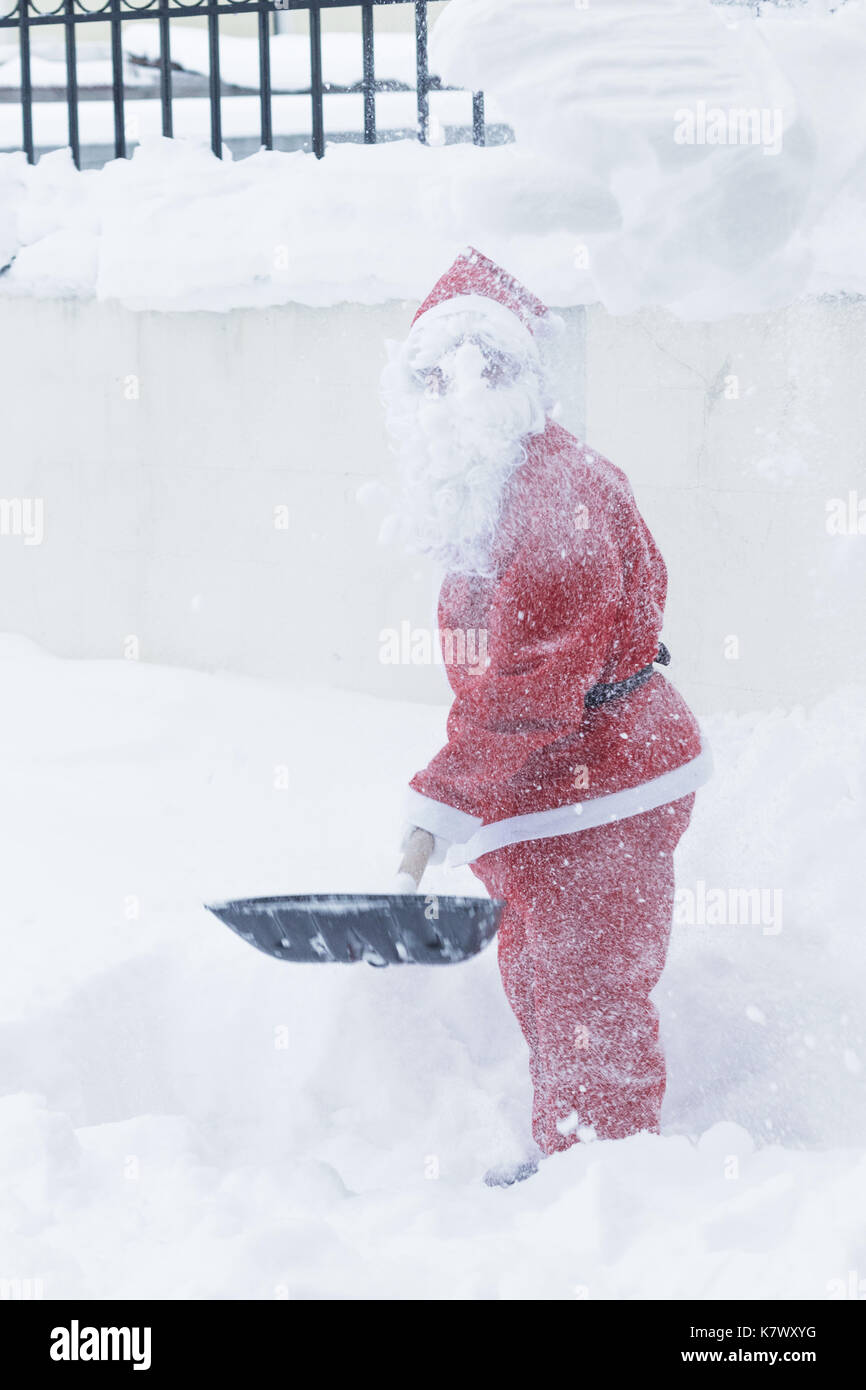 Santa Claus mit Schaufel Schnee weg, den Weg frei zu machen Stockfoto