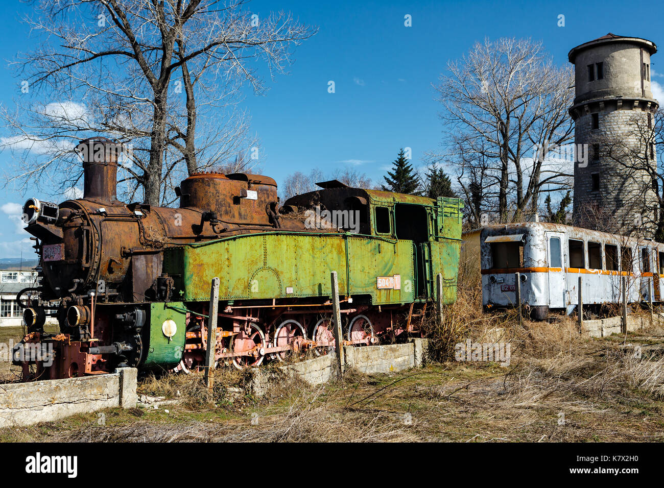 Rostige Dampfmaschine in der Sackgasse auf dem provinziellen Bahnhof aufgegeben Stockfoto