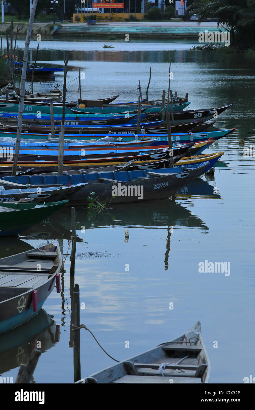 Boote auf dem Thu Bon Fluss in Hoi An, Vietnam Stockfoto