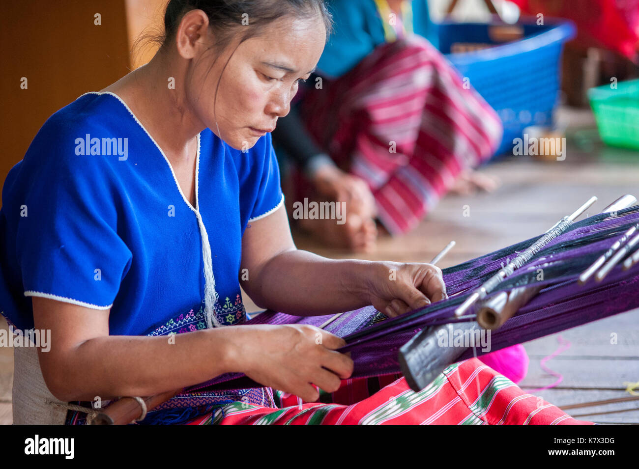 Thai Frau Weben auf einem Holzwebstuhl. Chom Thong District, Chiang Mai Province, Thailand, Südostasien Stockfoto