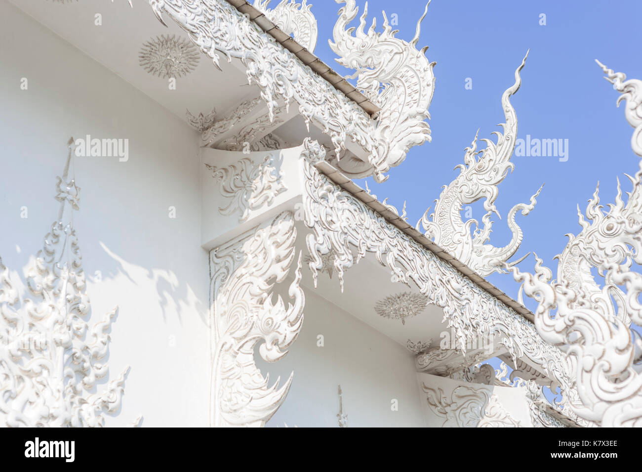 Drachen auf Wat Rong Khun (Weißer Tempel). Chiang Rai Provinz, Thailand, Südostasien Stockfoto