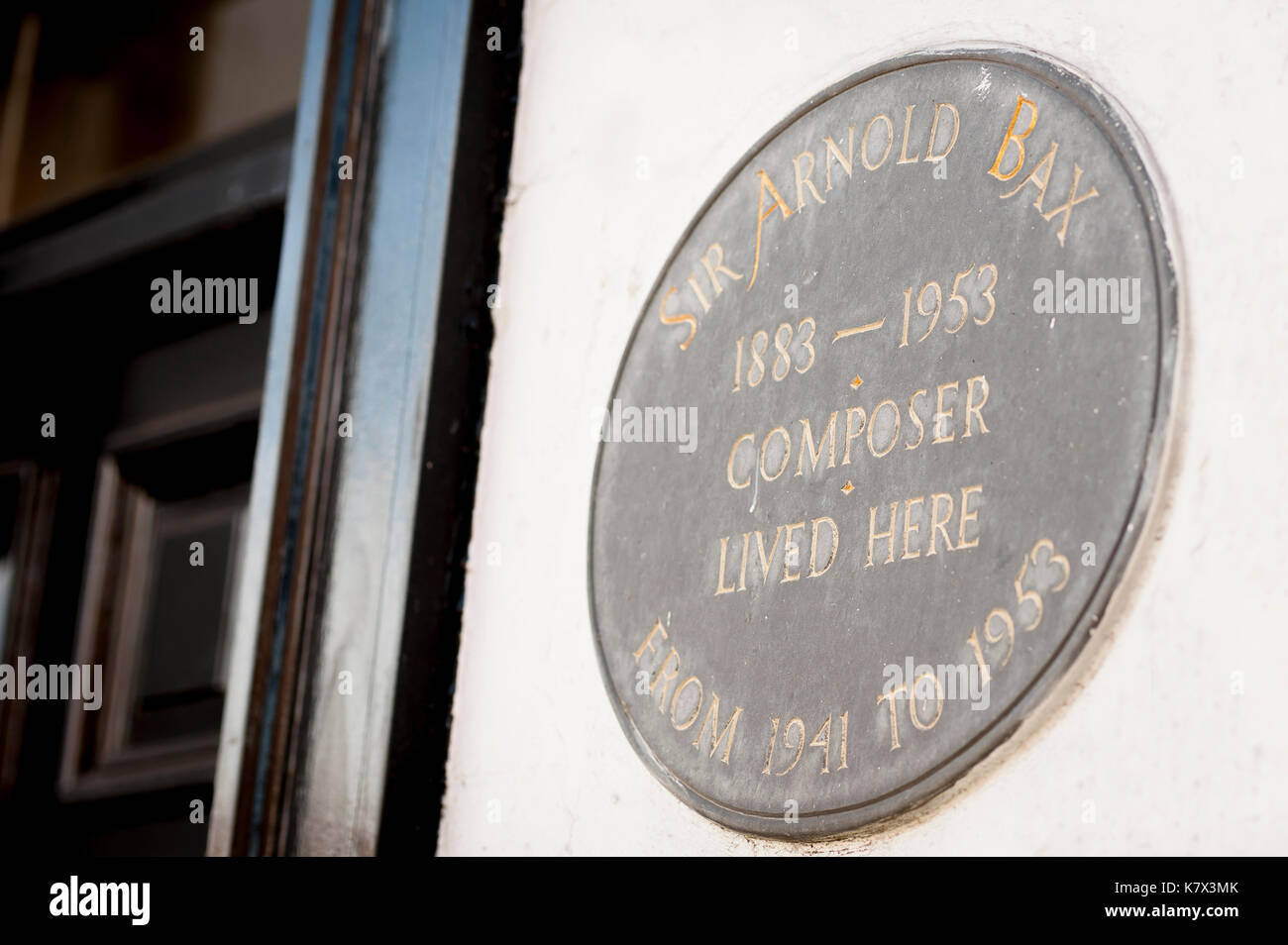 Sir Arnold Bax Komponist, Schwarze Plakette an der Wand des White Horse Pub in Storrington, West Sussex, England, Großbritannien Stockfoto