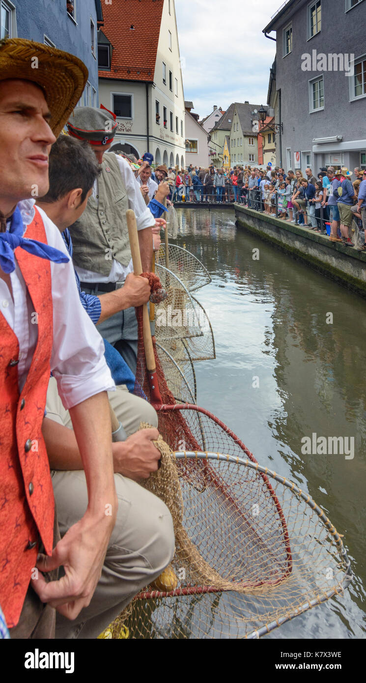 Fischertag (Fisher Tag): Männer und Jungen am Kanal Stadtbach warten auf das Startsignal zu fangen einen Fisch (Forelle), Memmingen, Schwaben, Schwaben, Bayern, B Stockfoto