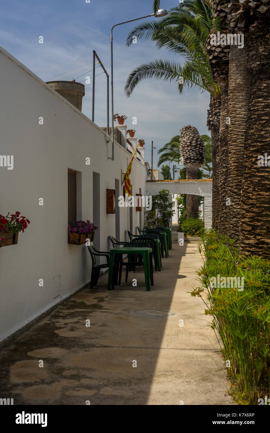 Gasse mit Stühlen und Tischen. Stockfoto