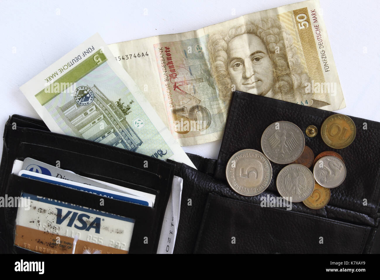 Schwarze Geldbörse mit D-Mark (Scheine 5 und 50, Münzen), und Visa-Karte; Schwarze Geldbörse mit D-Mark in Scheinen und Münzen Stockfoto