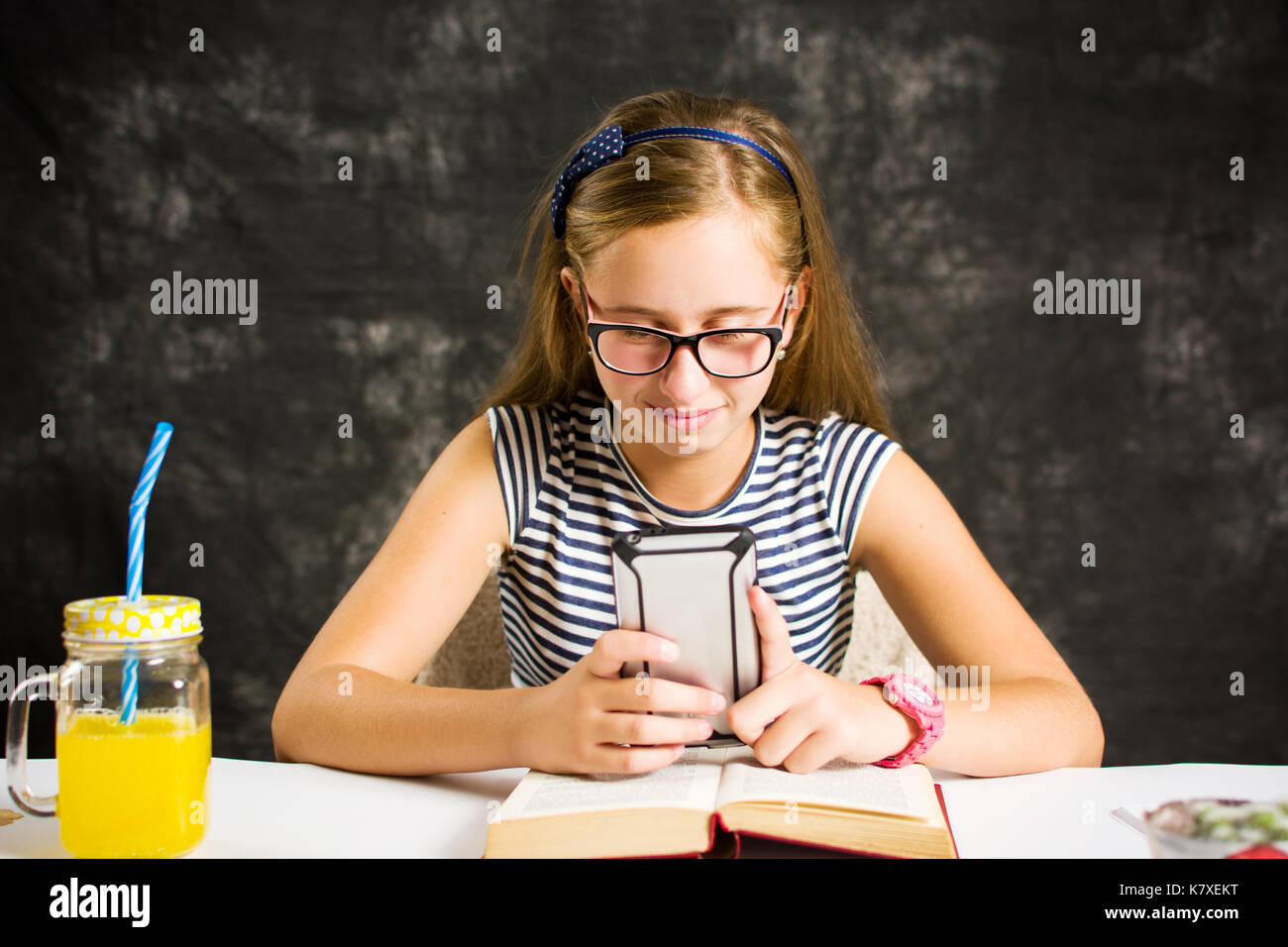 Gerne jugendlich Mädchen einen Text zu lesen und lächelnd Stockfoto
