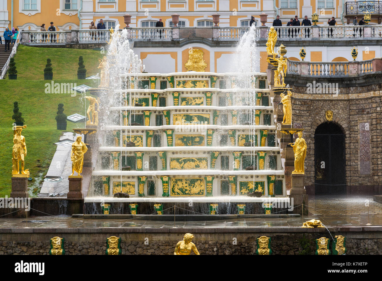 Peterhof, Russland - Juni 03. 2017. Fragment der großen Kaskade Springbrunnen in Peterhof Stockfoto