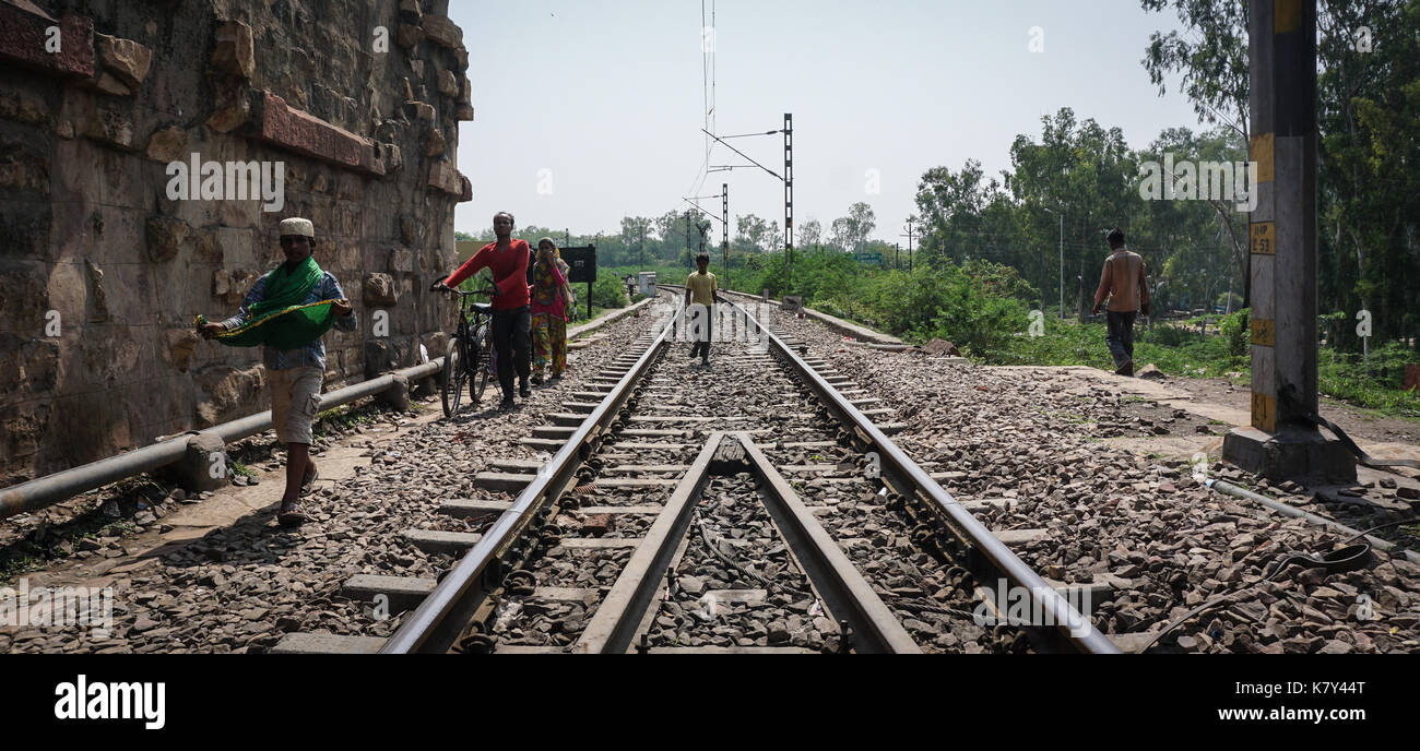 Agra, Indien - May 13, 2015. Menschen zu Fuß auf die Bahn in Agra, Indien. Agra ist eine Stadt am Ufer des Flusses Yamuna im nördlichen Bundesstaat U Stockfoto