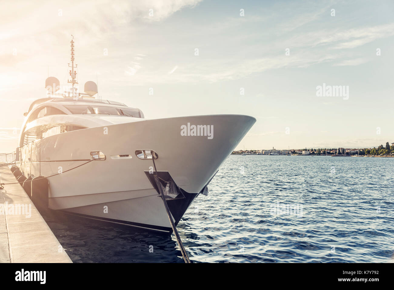Weiße Yacht an der Marina. Stockfoto