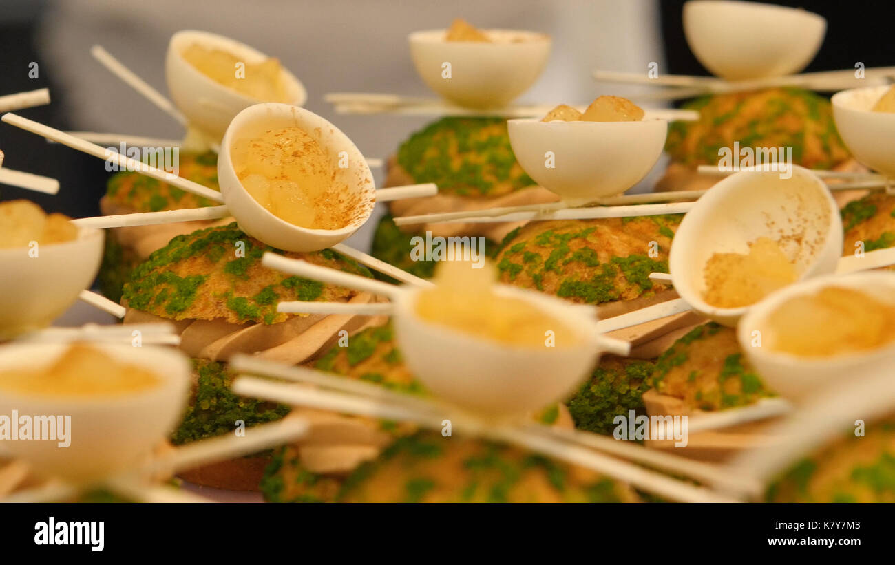 Karottenkuchen Kugeln Am Kuchentisch Mit Marzipan Viele Kuchen Sind Handgefertigt Aus Der Kreativen Patissier Lecker Schonen Kuchen Stockfoto Bild 159794659 Alamy