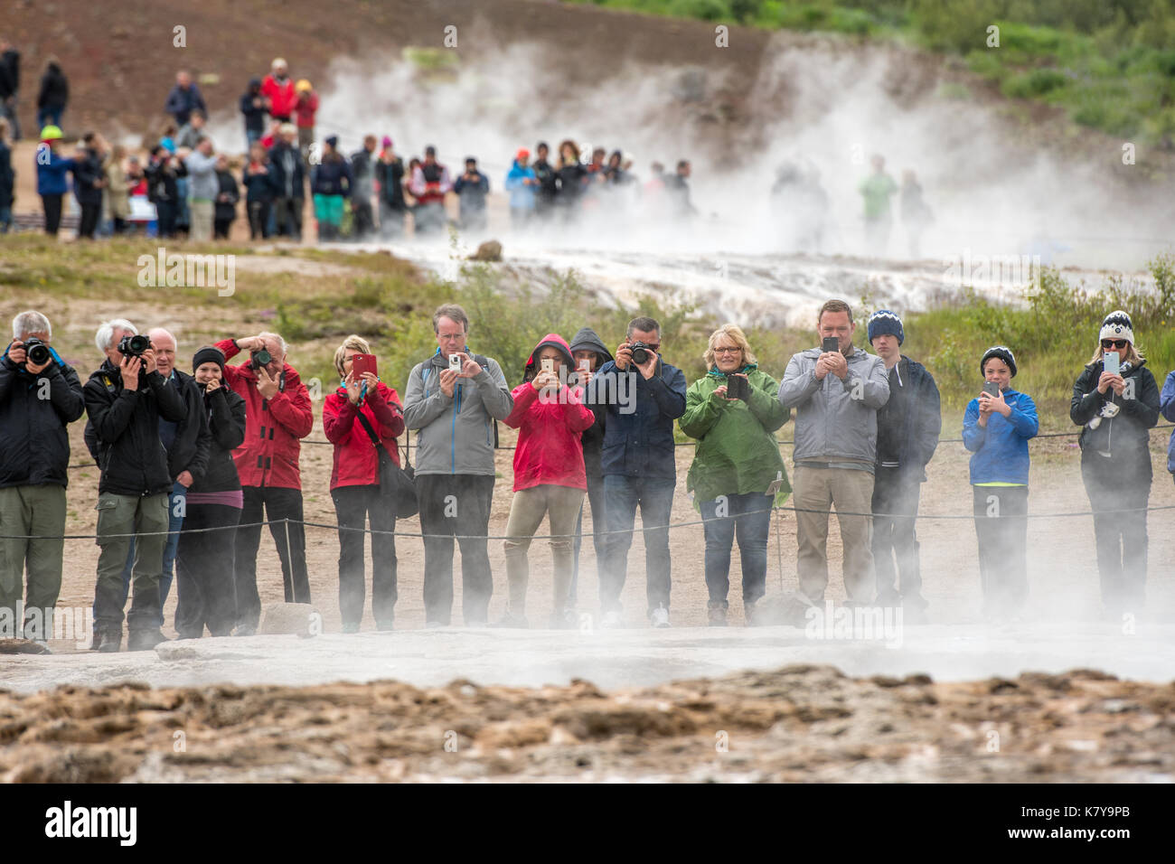 Touristen auf Geysir Geothermie-Standort in Island Stockfoto