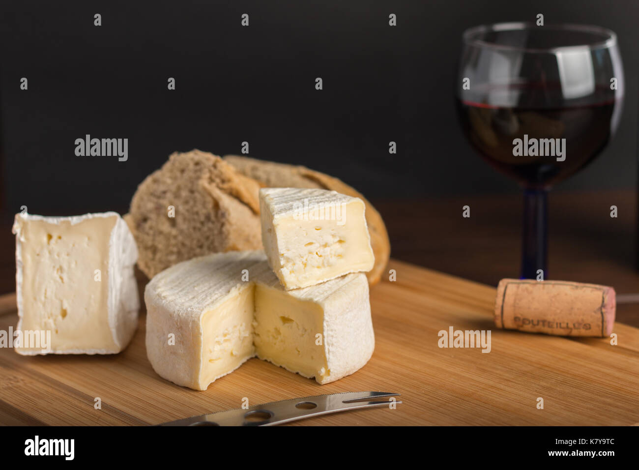 Auswahl an Käse auf einem Holzbrett mit Wein Stockfoto