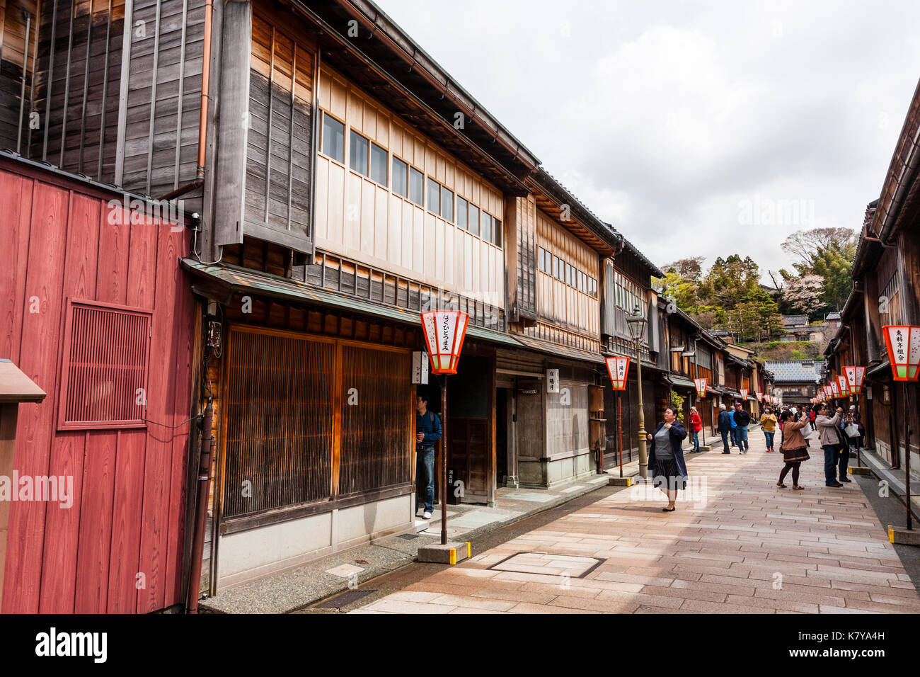 Beliebtes Ausflugsziel, Higashi Chaya Bezirk in Kanazawa. Strasse gesäumt auf beiden Seiten mit Edo periode Gebäude aus Holz, Ryokan, Geschäfte und Gaststätten. Stockfoto