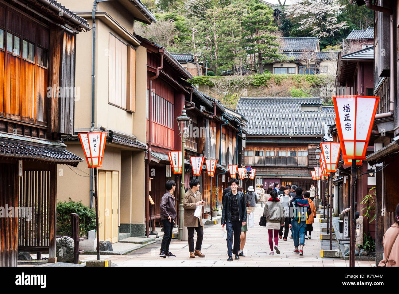 Beliebtes Ausflugsziel, Higashi Chaya Bezirk in Kanazawa. Strasse gesäumt auf beiden Seiten mit Edo periode Gebäude aus Holz, Ryokan, Geschäfte und Gaststätten. Stockfoto