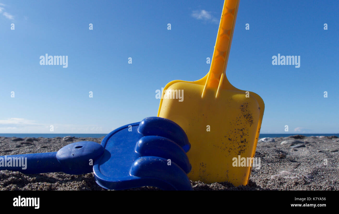 Hellen farbigen Kunststoff Spielzeug am Strand Stockfoto