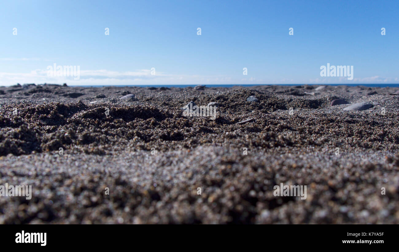 Nahaufnahme der Sand an einem sonnigen Tag am Strand. Stockfoto