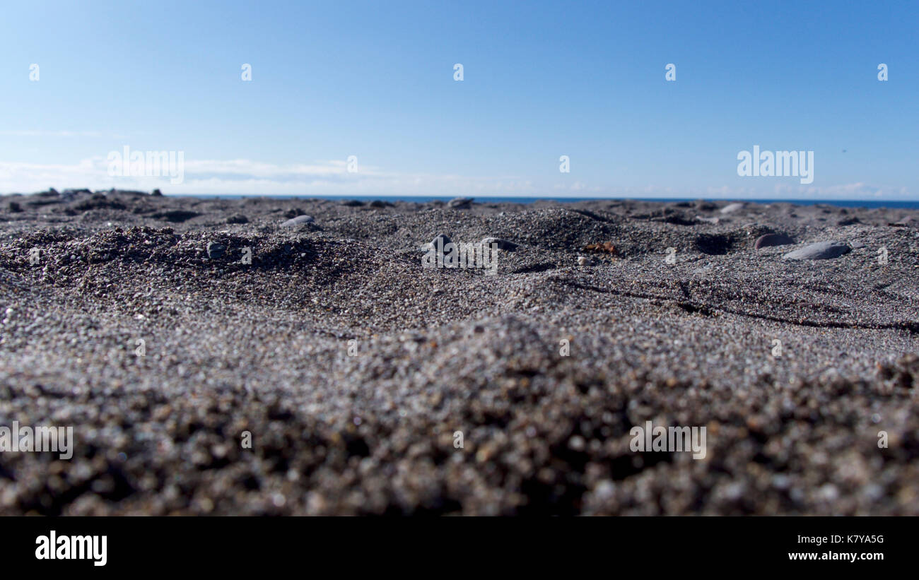 Nahaufnahme der Sand an einem sonnigen Tag am Strand. Stockfoto