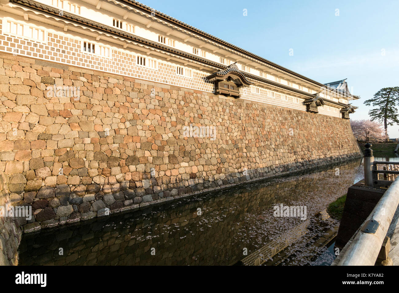 Burg Kanazawa, Japan. Die Gojikken Nagaya, Abstellraum, mit Daishi Windows, eingesetzt als Stein fallen Löcher und inneren Burggraben. Stockfoto