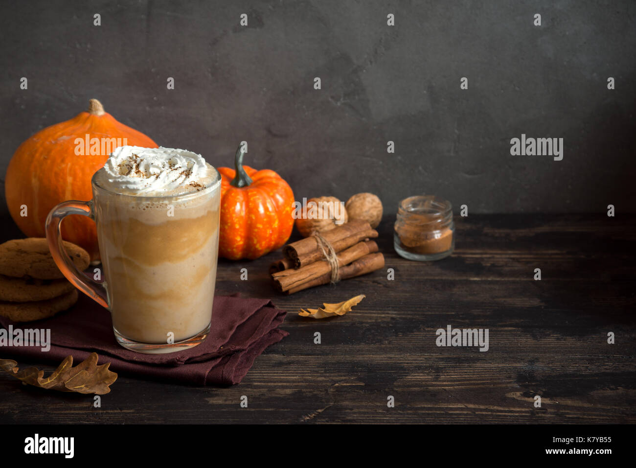 Pumpkin Spice Latte. Tasse Latte mit saisonalen Herbst Gewürze, Kekse und  Fall Dekor. Traditionelle Kaffee Trinken für die Herbstferien  Stockfotografie - Alamy