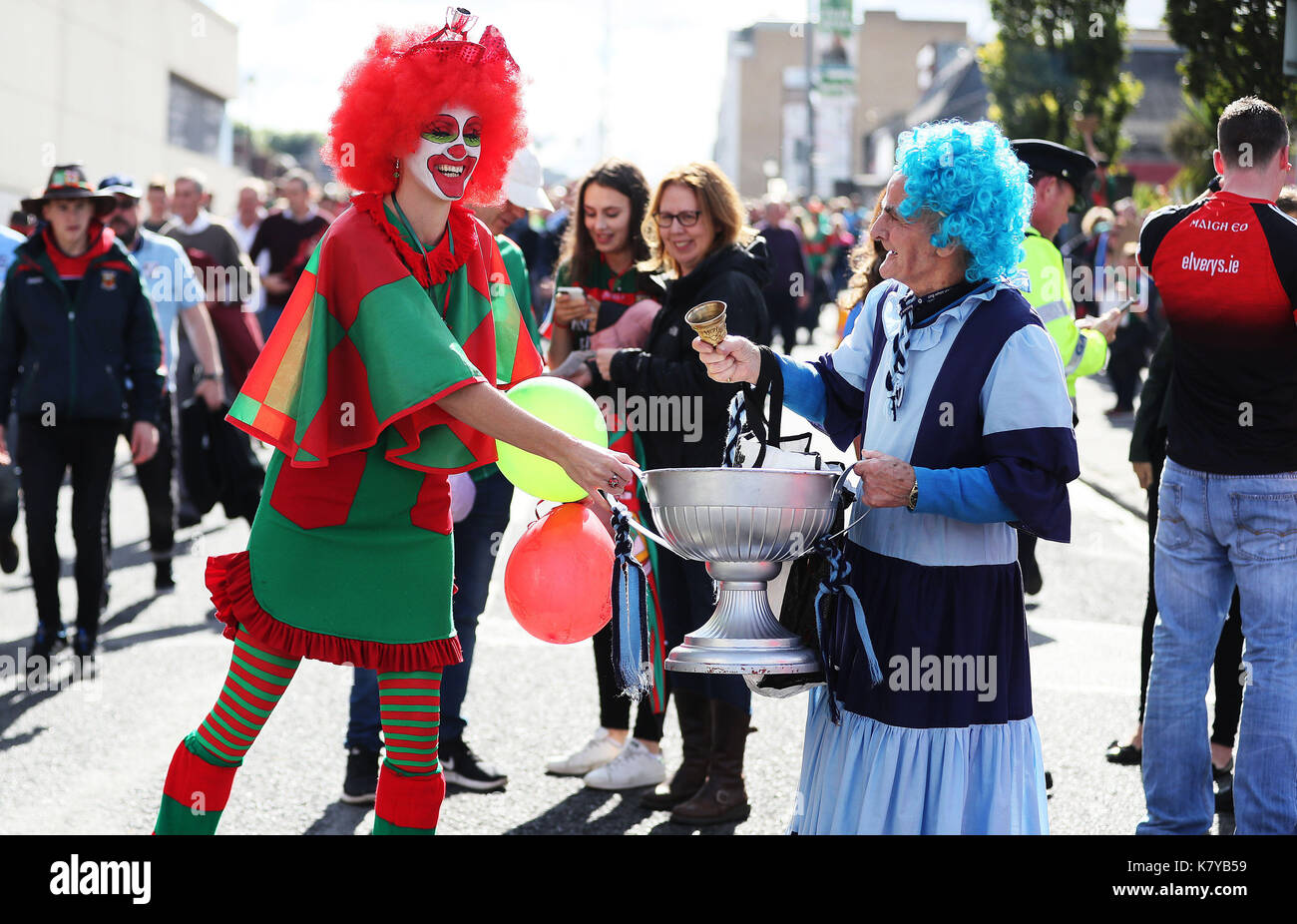 'Molly Malone" (rechts) mit einem Mayo Unterstützer auf Jones Straße vor der All-Ireland Football Finale zwischen Dublin und Mayo im Croke Park in Dublin. Stockfoto