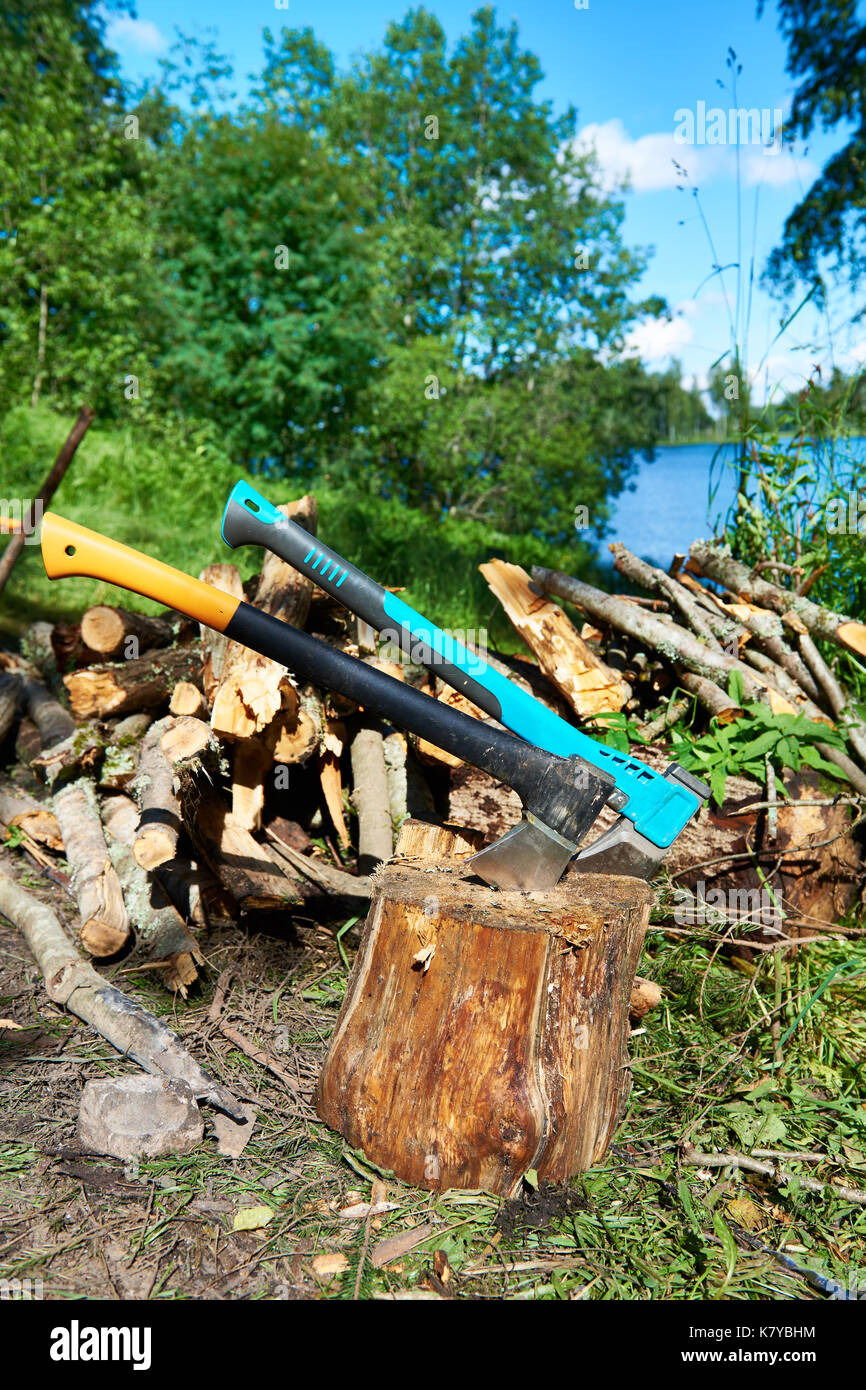 Zwei Achsen und Brennholz in der Natur Landschaft Stockfoto