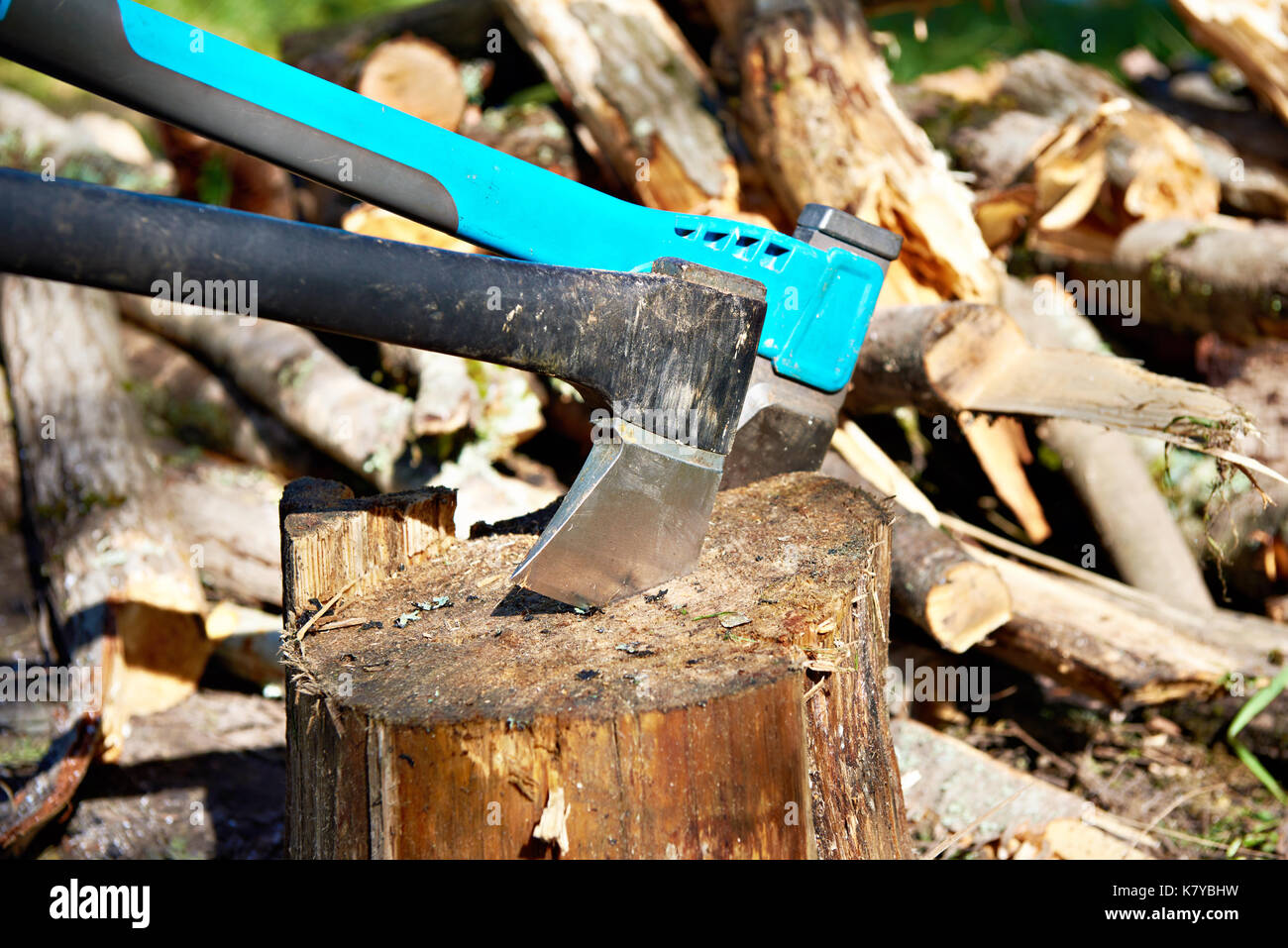 Zwei Achsen und Brennholz closeup Stockfoto