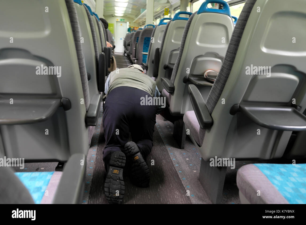 Ein Passagier kriechen auf Händen und Knien entlang der Gang eines Arriva Zug in South Wales, UK KATHY DEWITT Stockfoto
