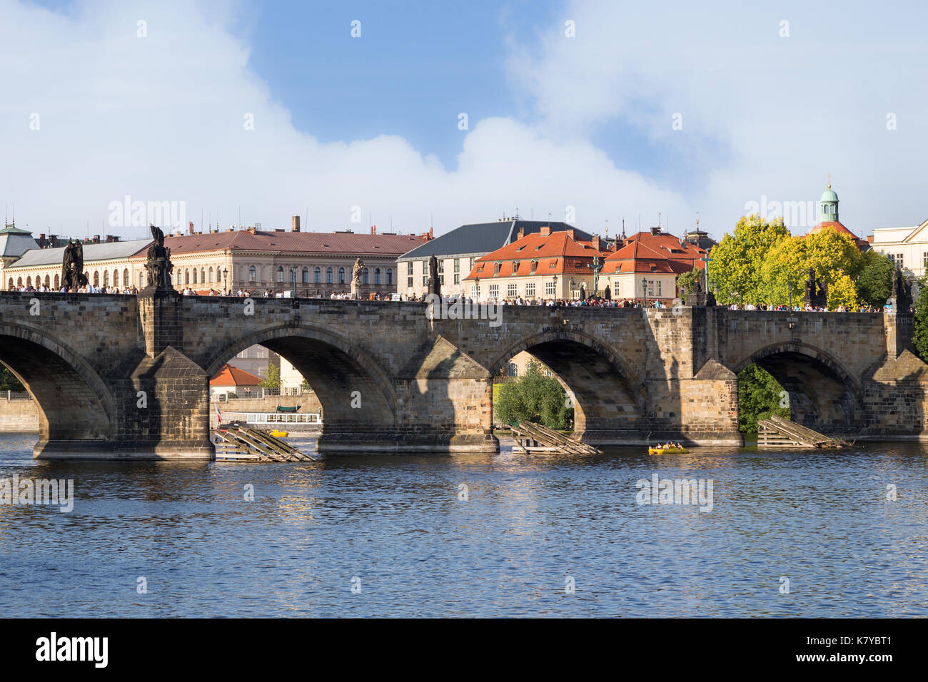 Die Karlsbrücke (Karluv most), Moldau und alte Gebäude in der Altstadt von Prag, tschechische Republik. Stockfoto