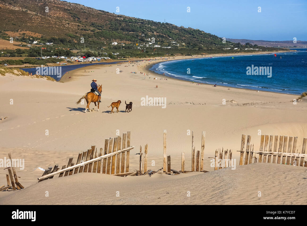 Reiten in den Dünen bei Punta Paloma, Valdevaqueros, der Strand, Provinz Cadiz, Costa de la Luz, Andalusien, Spanien Stockfoto