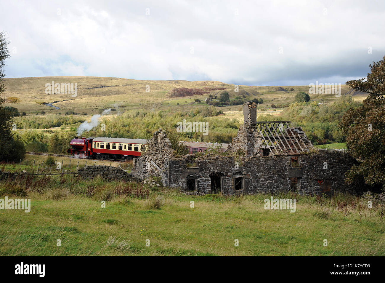 71515 vorbei an verfallenen Gehöft von Ty Rheinallt zwischen Ofen Abstellgleisen und Pfeifen Inn. Pontypool and Blaenavon Railway. Stockfoto