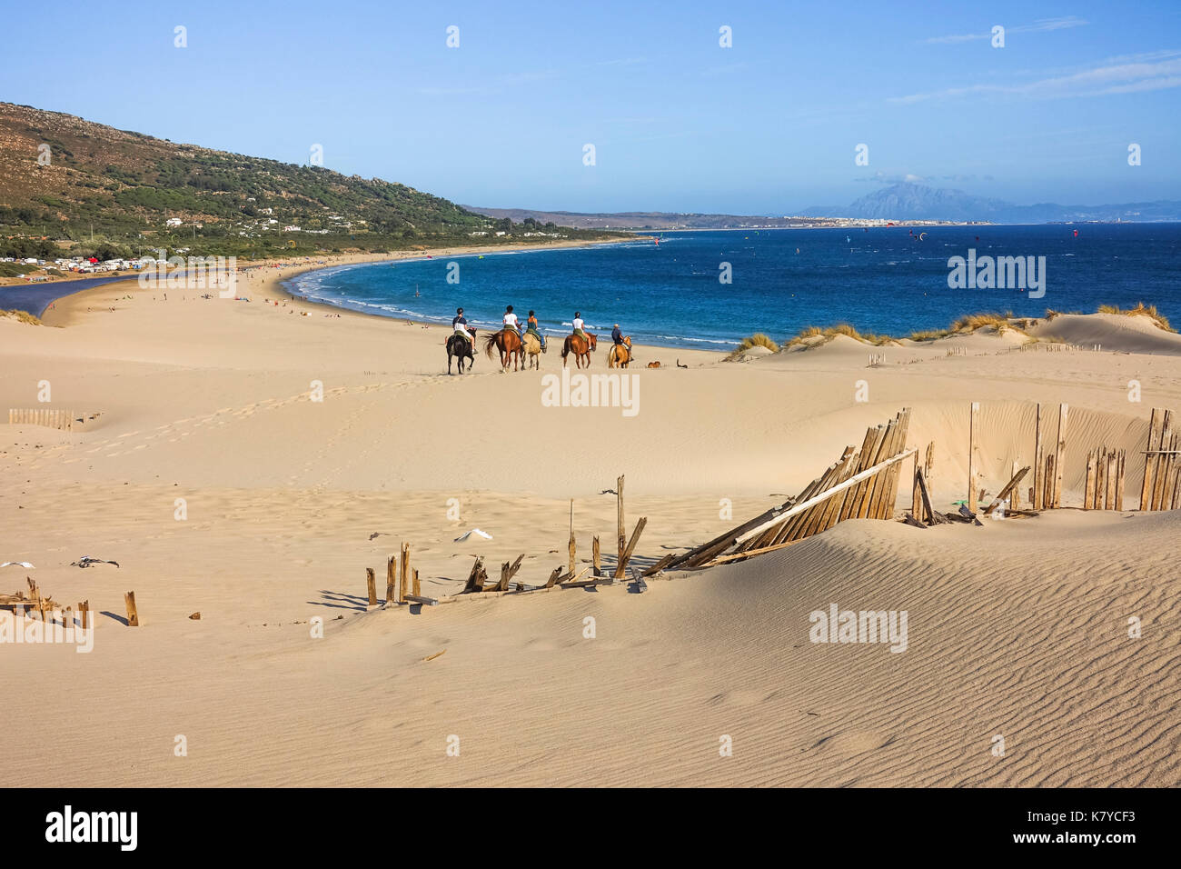 Reiten in den Dünen bei Punta Paloma, Valdevaqueros, der Strand, Provinz Cadiz, Costa de la Luz, Andalusien, Spanien Stockfoto
