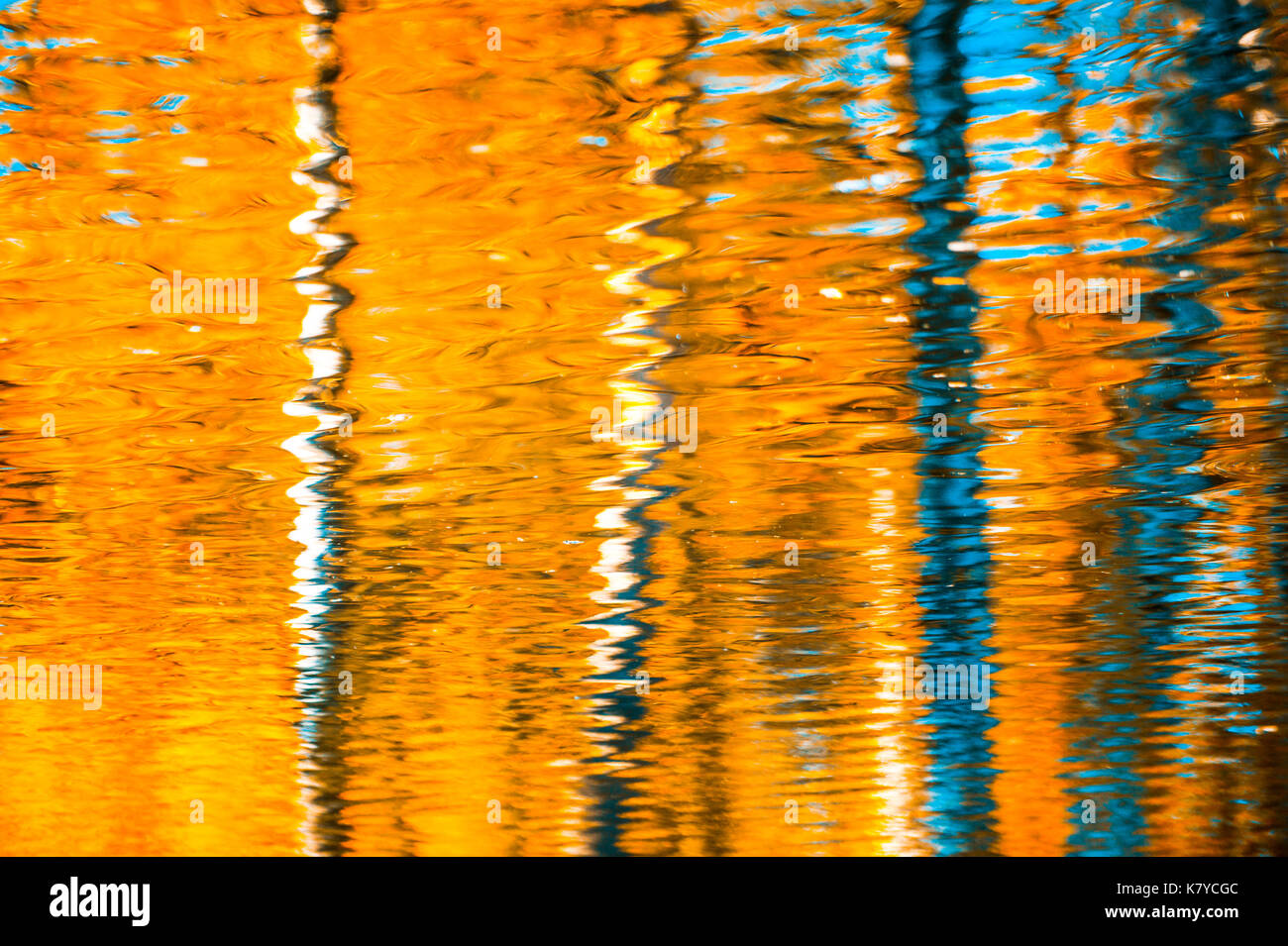 Spiegelungen im Wasser, abstrakte Herbst Hintergrund Stockfoto