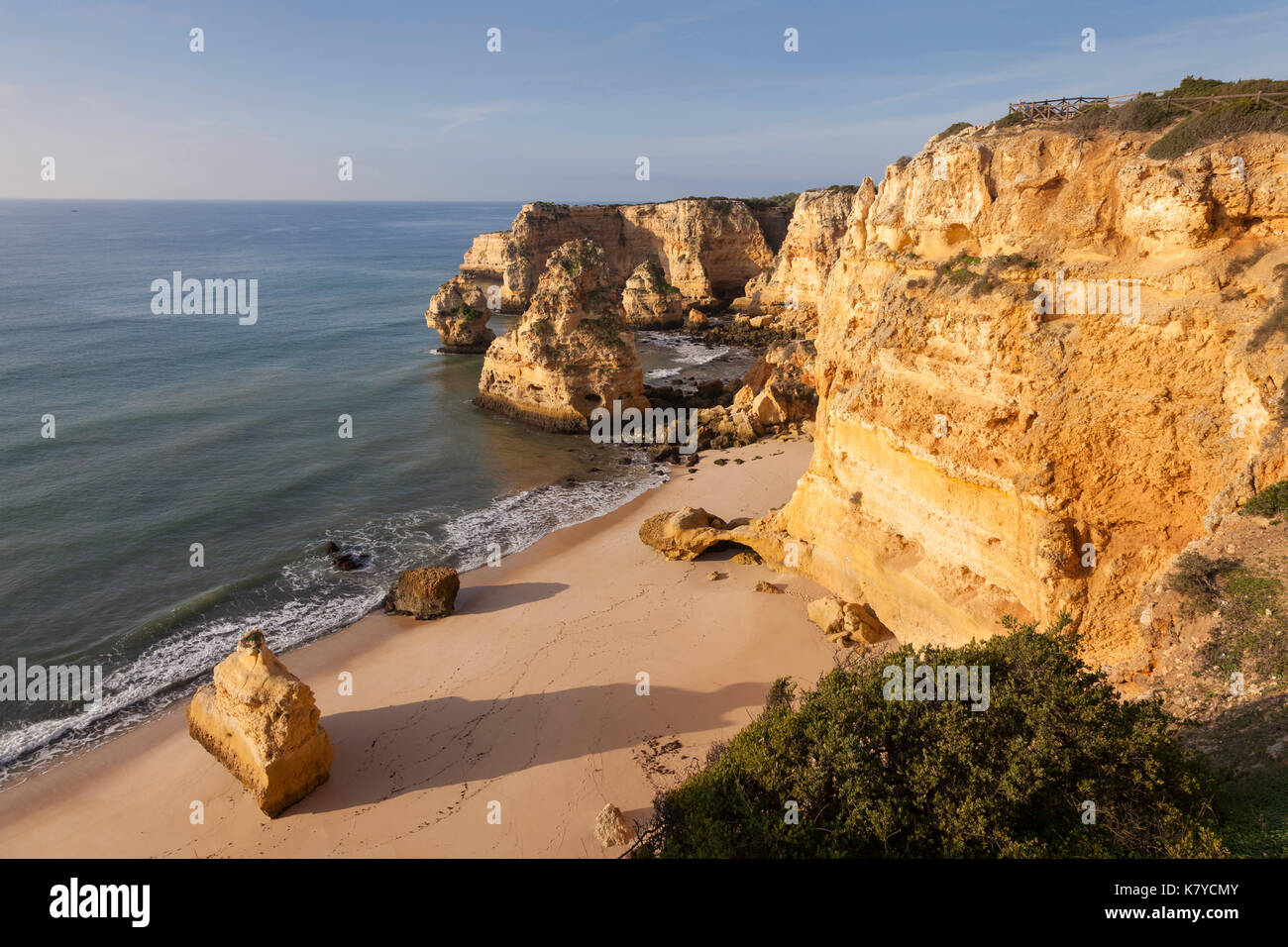 Lagoa, Portugal: Am frühen Morgen im Praia da Marinha in der Algarve. Stockfoto