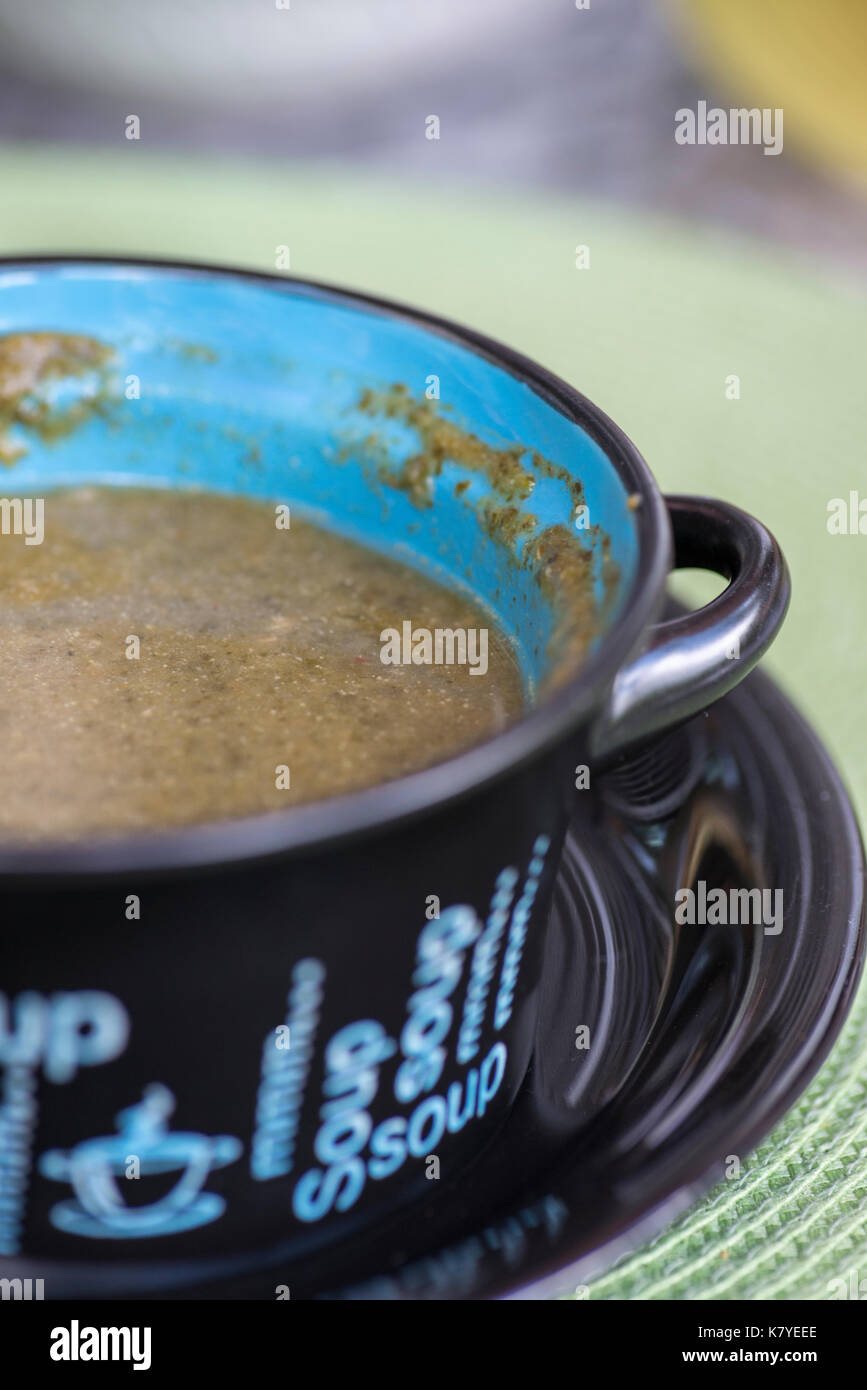 Callaloo Suppe serviert auf einer Schüssel. Grünes Gemüse Eintopf, Grundnahrungsmittel in der Karibik, einschließlich Trinidad und Tobago. Heiß serviert und würzig als Vorspeise oder Stockfoto