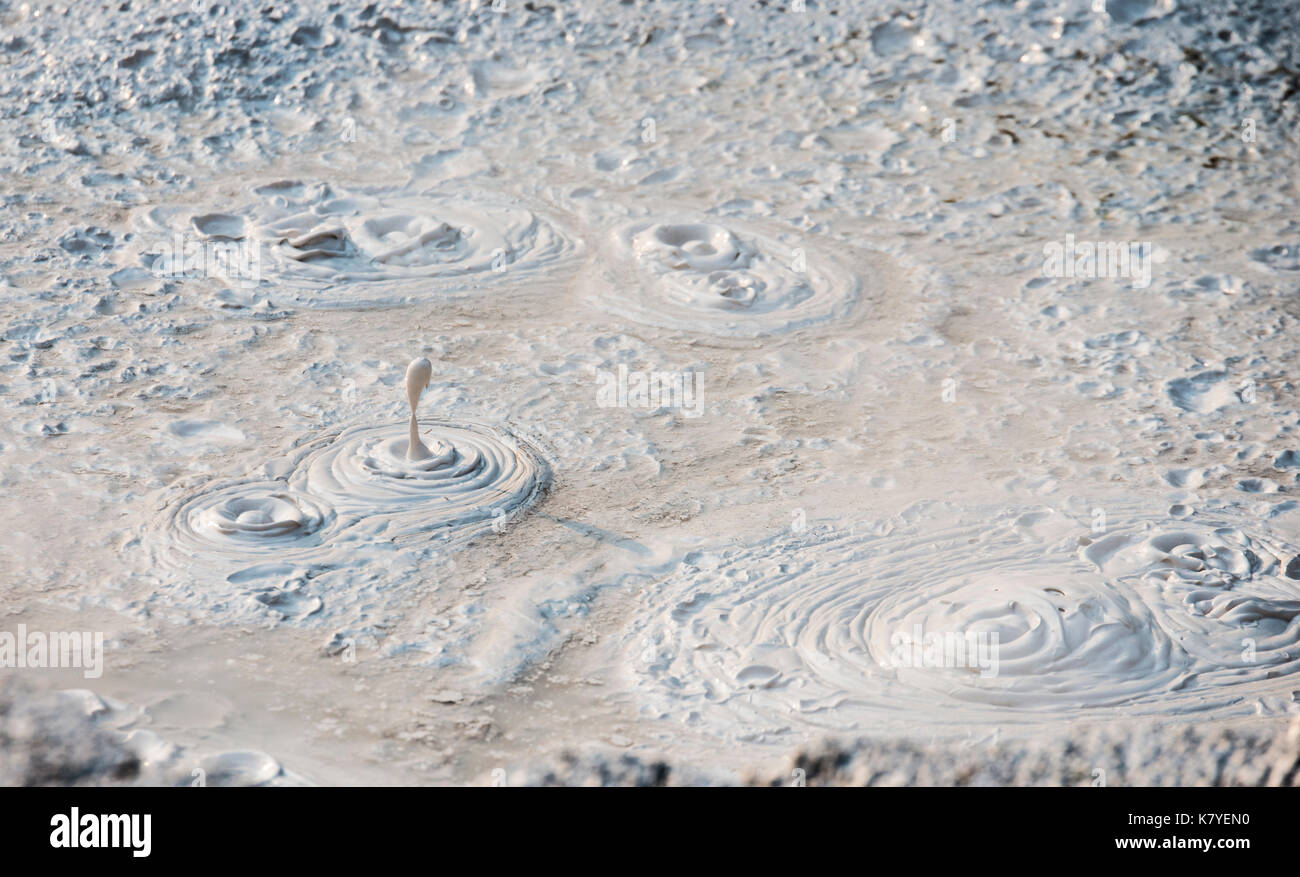 Yellowstone Nationalpark, WY, USA, 22. August 2015. Brodelnden Schlamm auf Künstler Farbtöpfe hot spring, geothermalen Merkmale der Vertreibung Gase aus der Erde Stockfoto