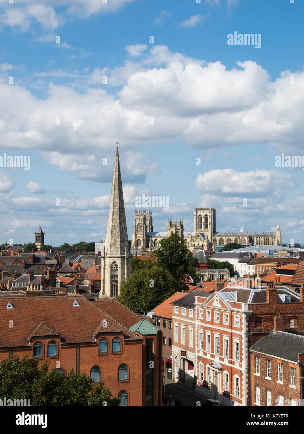 Mit Blick auf das York Minster über die Dächer der Stadt unter einem Sommerhimmel Stockfoto