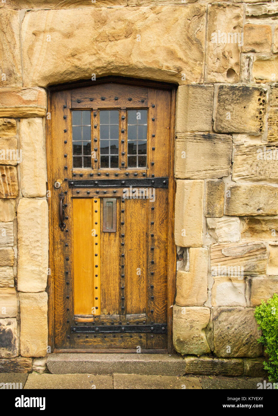 Mittelalterliche Kathedrale Tür der Honigfarbene Eiche mit massiven steinernen Türsturz, dekorative Bügeleisen Bolzen und Hardware Stockfoto