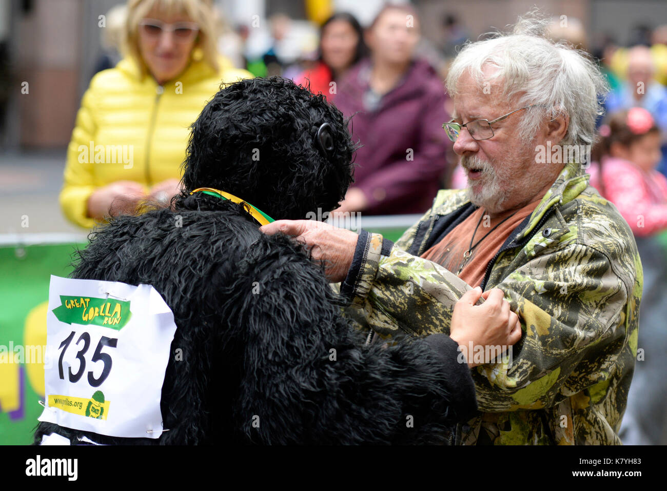 Great Gorilla Run London. Comedian Bill Oddie überreichte die Medaillen an Finishing Gorilla kostümierte Läufer Stockfoto