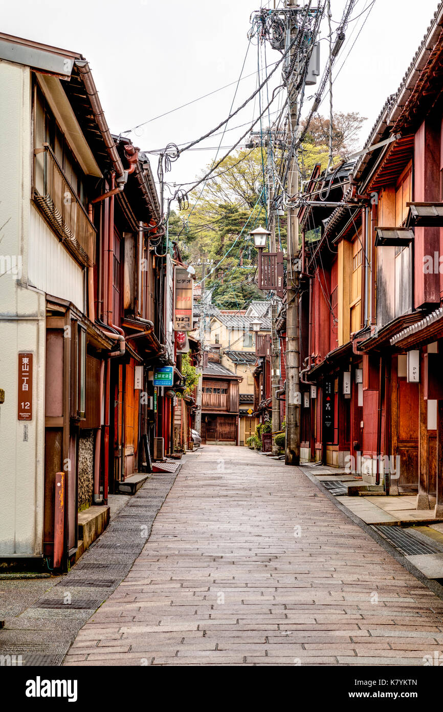 Higashi Chaya beliebten touristischen Bezirk von Kanazawa, Japan. Blick auf typische Edo periode Gasse mit hölzernen Gebäuden auf beiden Seiten. Stockfoto