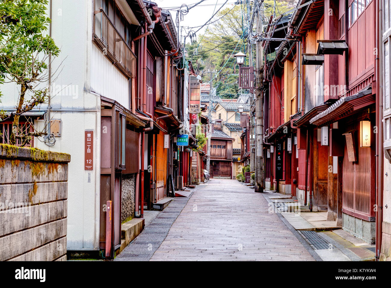 Higashi Chaya beliebten touristischen Bezirk von Kanazawa, Japan. Blick auf typische Edo periode Gasse mit hölzernen Gebäuden auf beiden Seiten. Stockfoto