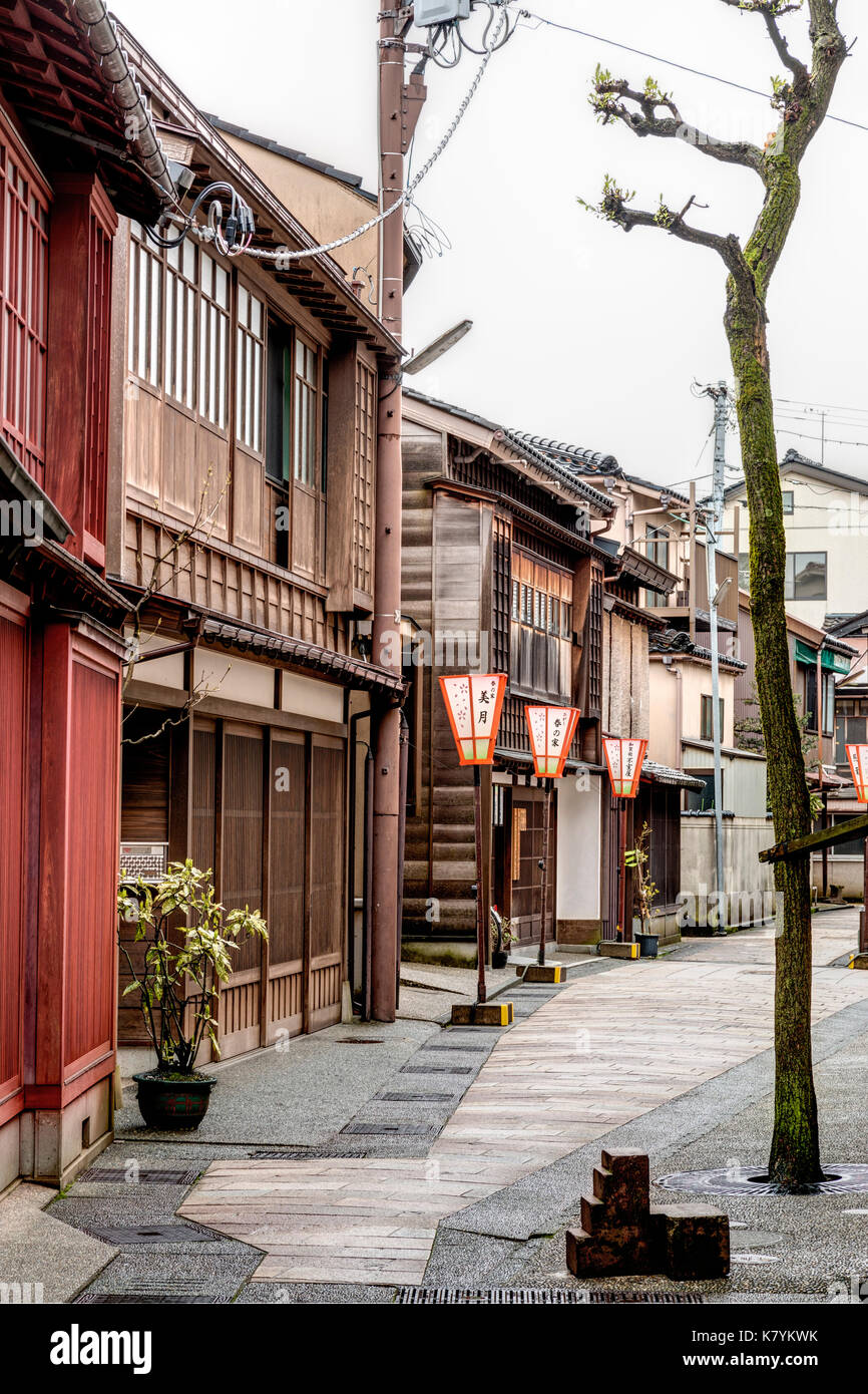 Higashi Chaya, beliebten touristischen Bereich in Kanazawa, Japan. Edo Periode leere Straße mit traditionellen Holzhäusern und Geschäften. Bewölkten Himmel nach dem Regen. Stockfoto