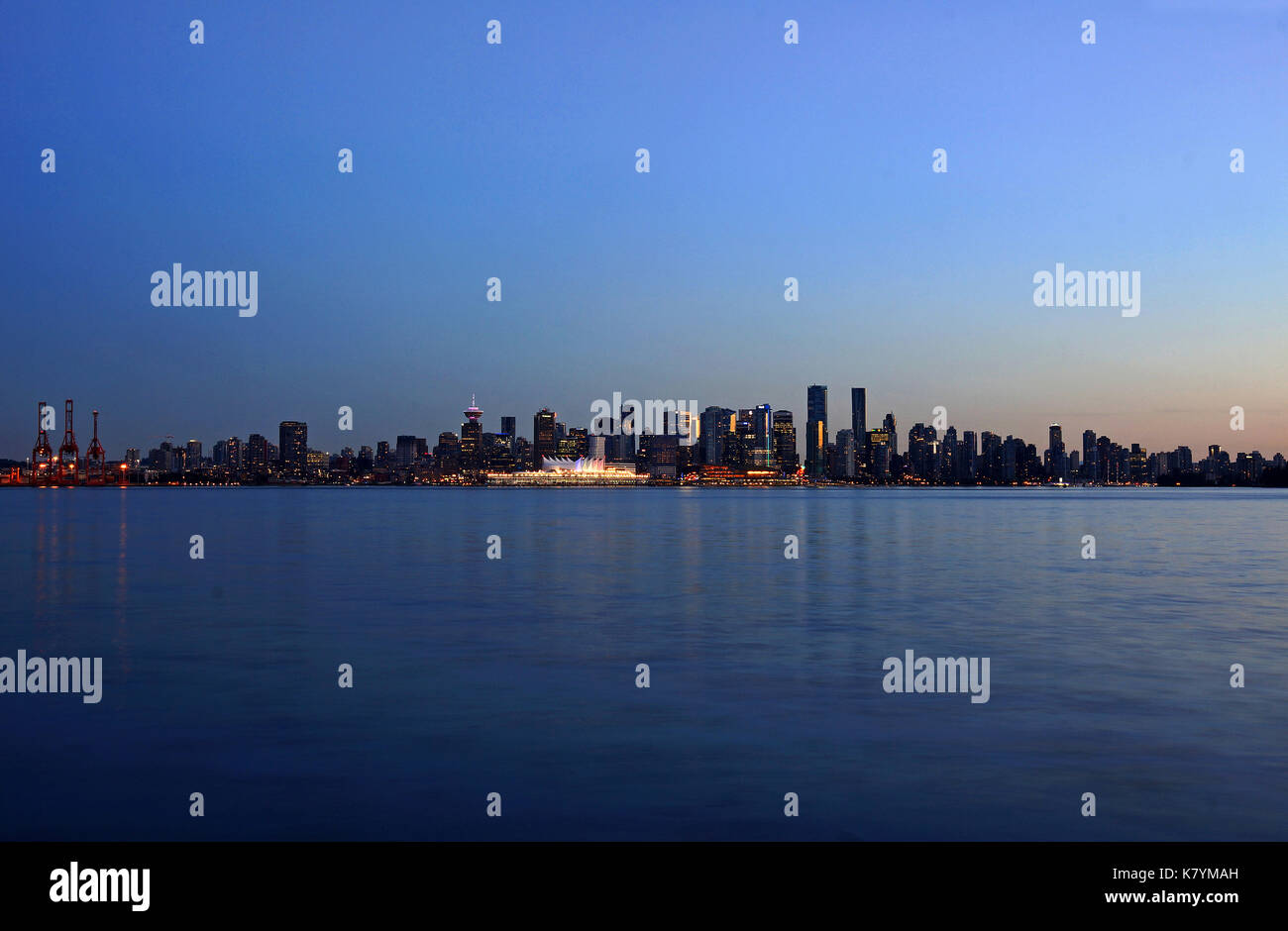 Abendlicher Blick auf Downtown Vancouver von der North Shore gesehen Stockfoto